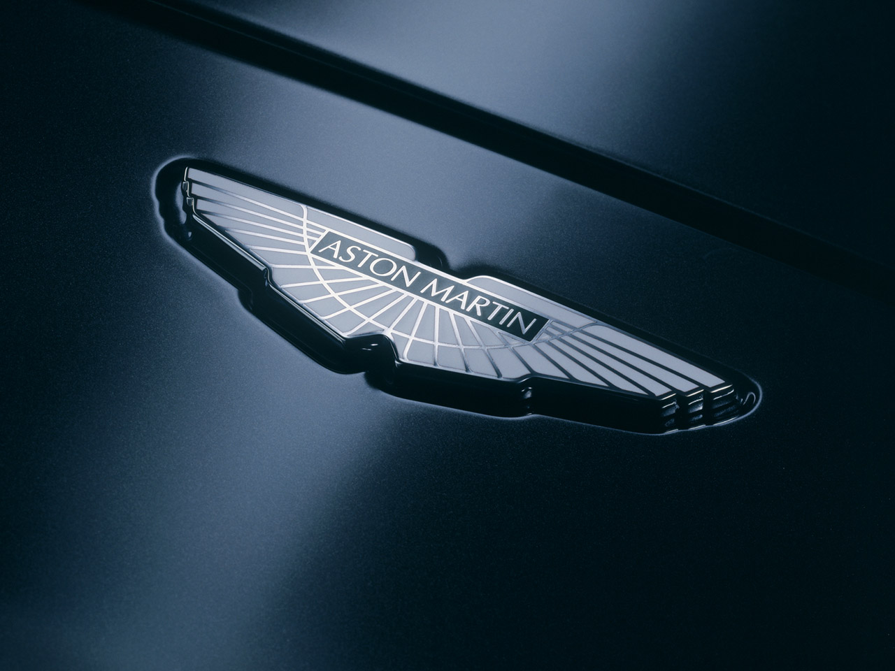 логотип бренда Aston Martin